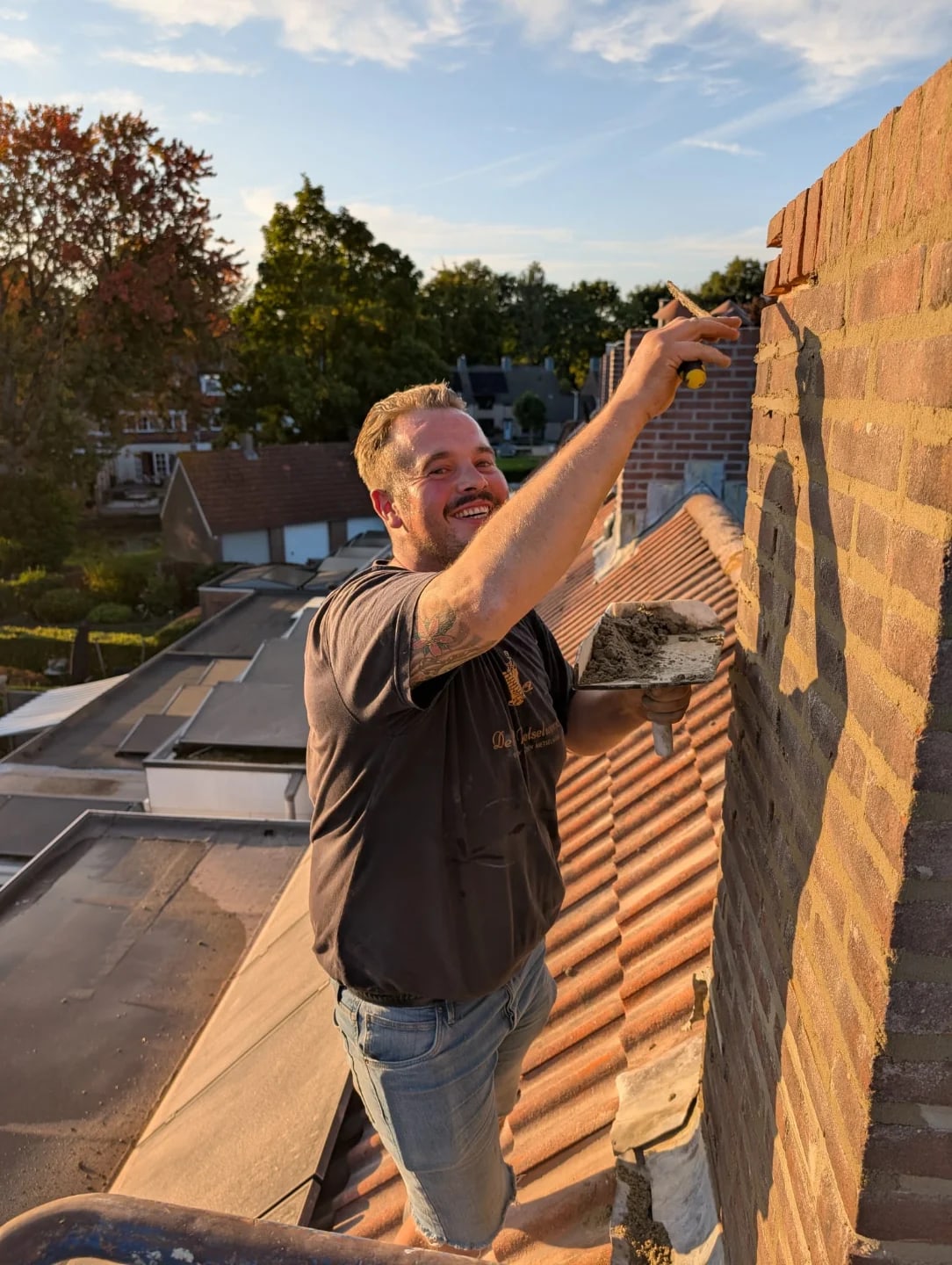 Deameon de l'Or aan het werk op de steiger, met de troffel in de hand
