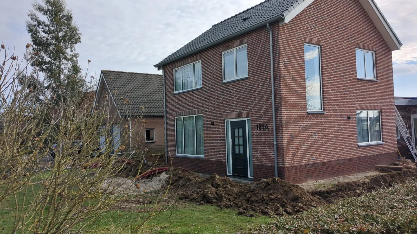 Nieuw gemetseld woonhuis in rode steen met witte kozijnen in Velddriel